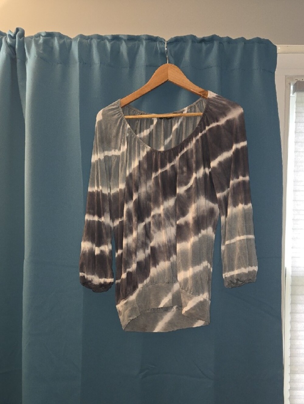 Relaxed Scoop Neck Tie-Dye Tunic in Gray and White - Picture 2 of 3